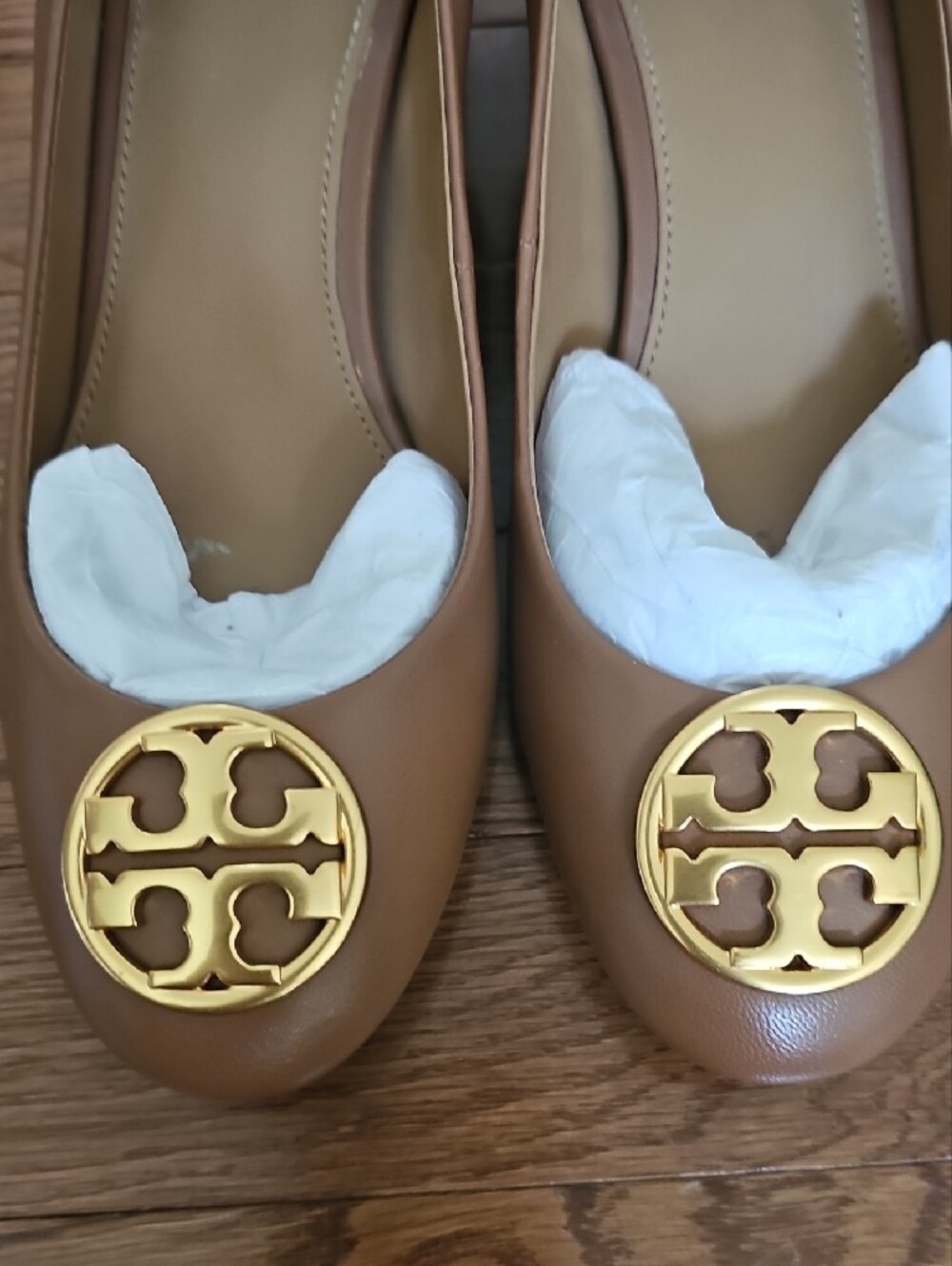Tory Burch Tan Leather Round-Toe Pumps with Gold Logo Medallion - Picture 3 of 8